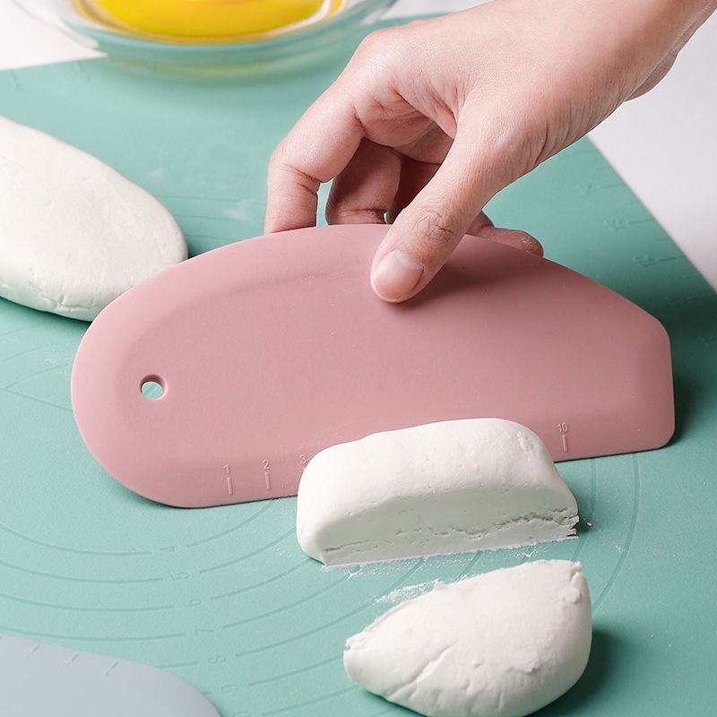 Dụng cụ cắt bột bánh Silicone có thước đo tiện lợi