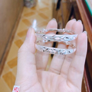 Lắc bạc chạm khắc rất tinh tế và dày dặn ^^