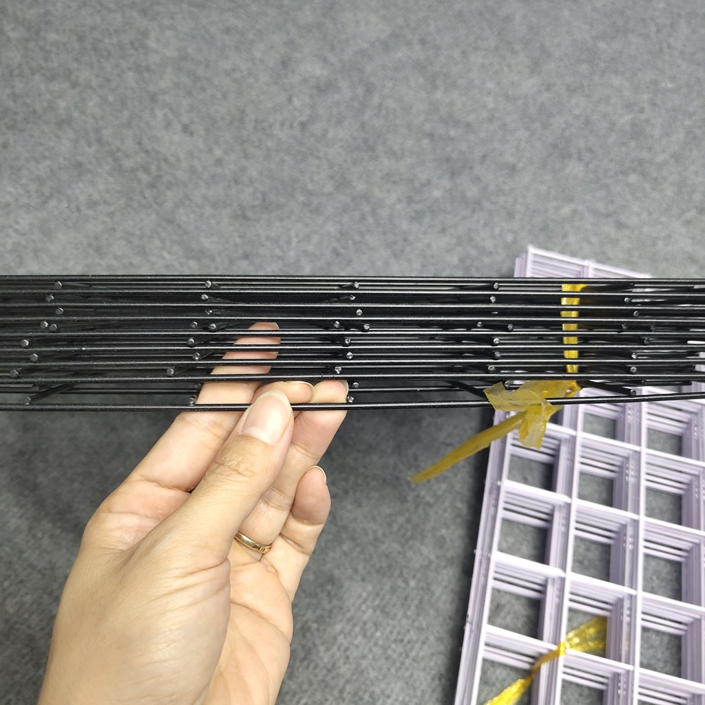 Tấm lưới sắt treo phụ kiện, Tấm lưới trang trí decor 1mx50