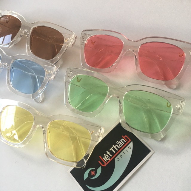 Kính trong suốt màu bản to .