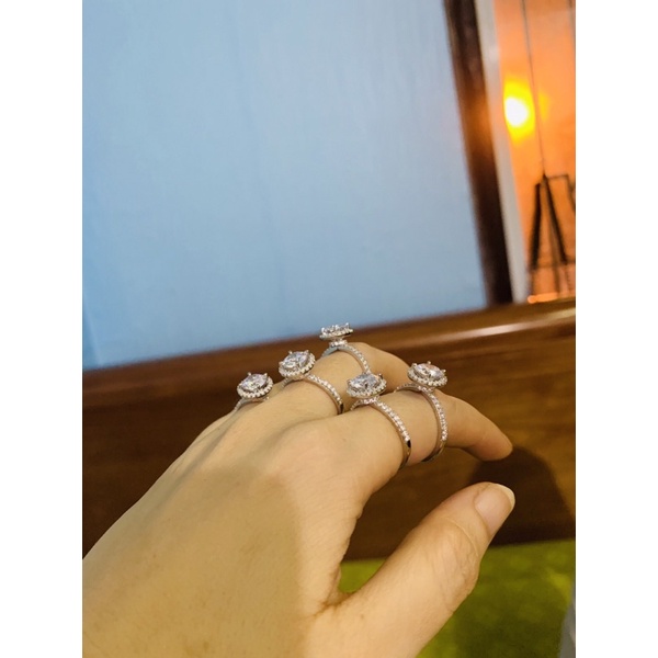 Nhẫn bạc phủ vàng trắng viền hàng đá nhỏ ôm 1 viên 6-7ly ngoài sáng đẹp hơn hình
