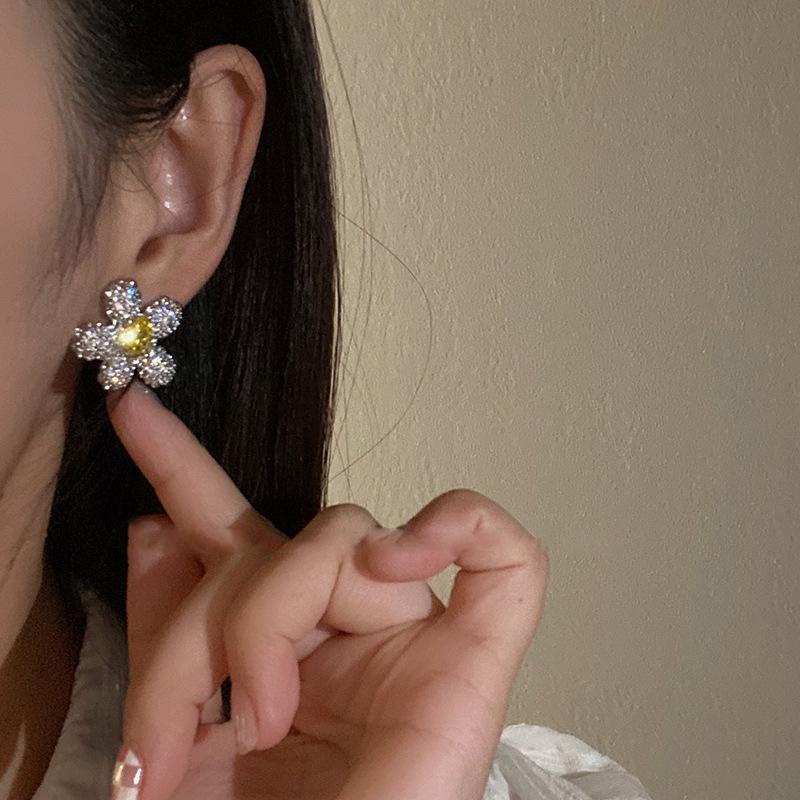 Bông Tai Hình Hoa Vàng Đính Đá Dễ Thương Phong Cách Hàn Quốc