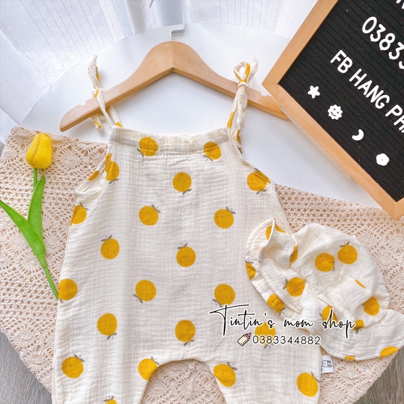 Sét jumpsuit hai dây xô muslin kèm mũ bèo hoạ tiết quả chanh vàng cho bé gái