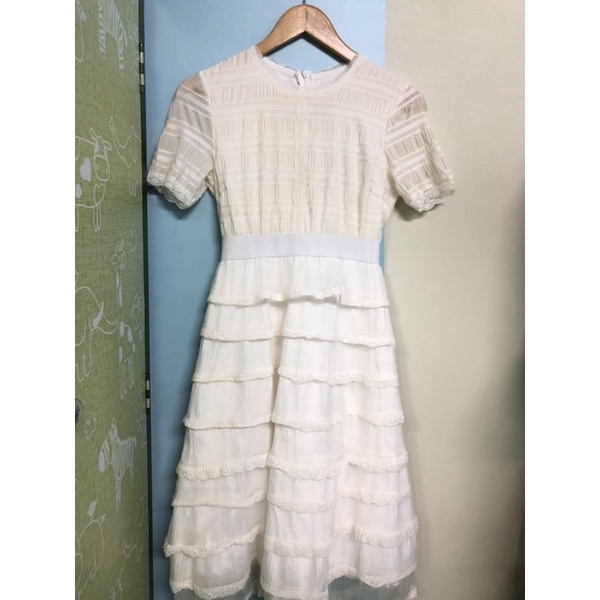 Đầm ren trắng nhiều tầng-thanh lý