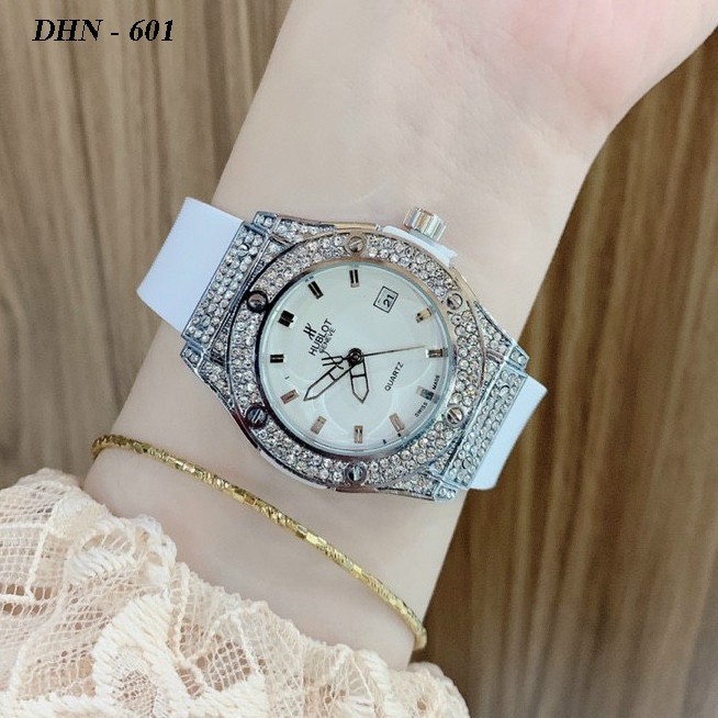 Đồng hồ nữ Hublot mặt tròn đính đá size 36 dây cao su thơm DHN502