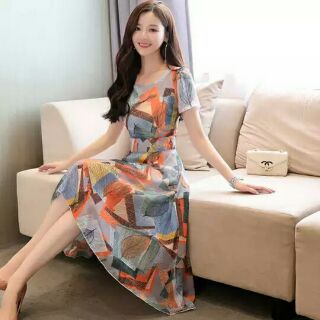 Đầm xòe họa tiết lập thể.