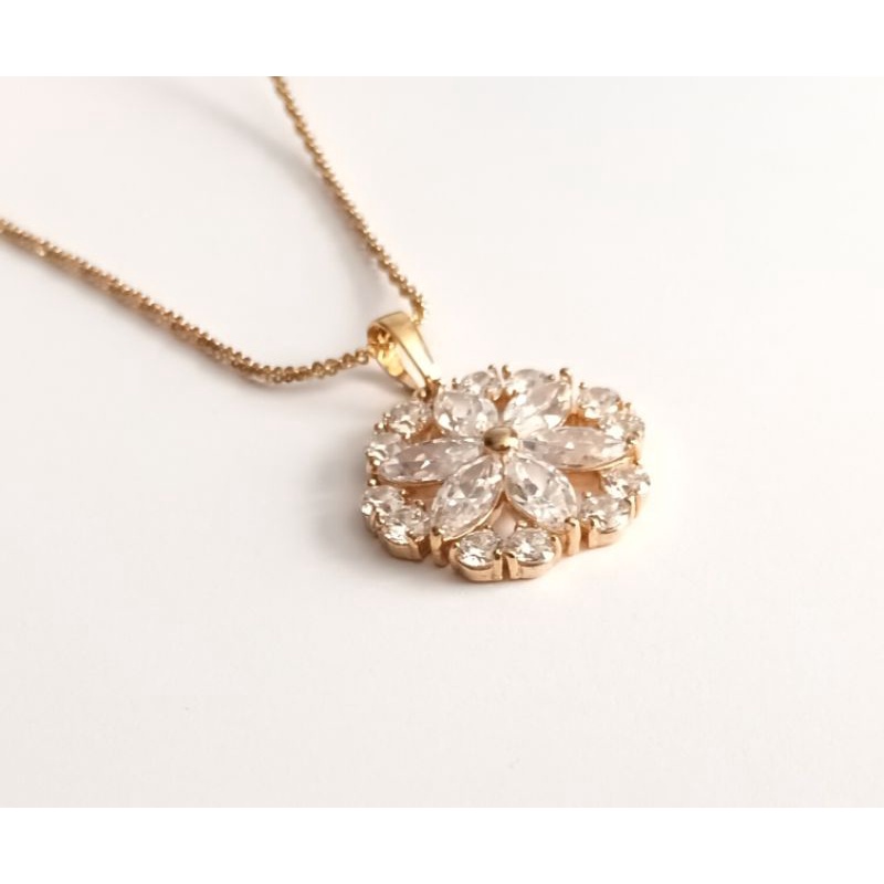 Vòng cổ dây chuyền bông mai Titan không đen 6 cánh đá pha lê vip