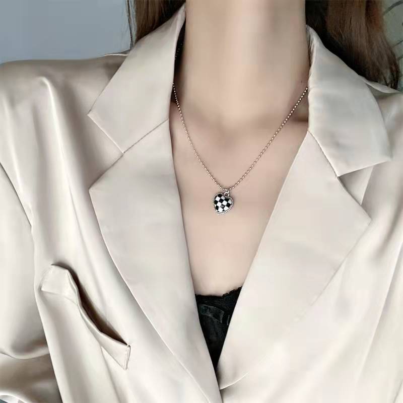 Vòng cổ bạc mặt bảng kẻ sọc nhiều màu sắc