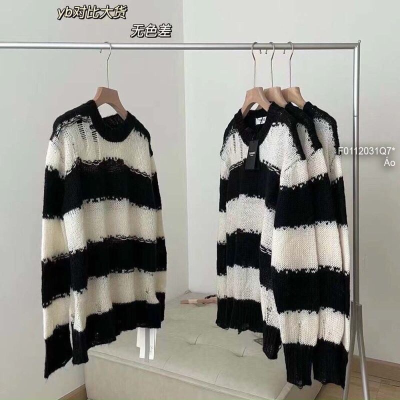 Áo Len phối sọc đen trắng rách TT0112