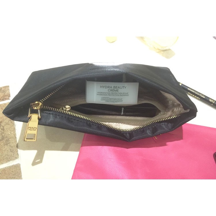 Túi Đựng Mỹ Phẩm Hình Tam Giác Bằng Nhung Đen Sang Trọng