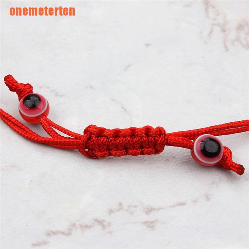 Vòng đeo tay thủ công màu đỏ bằng sợi đan trang trí mặt dây hình con mắt thể hiện sự may mắn