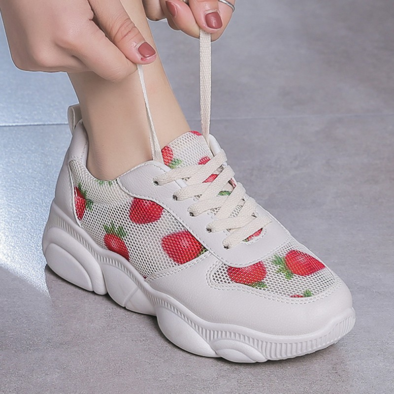 Giày sneaker thoáng khí hình dâu tây cho nữ