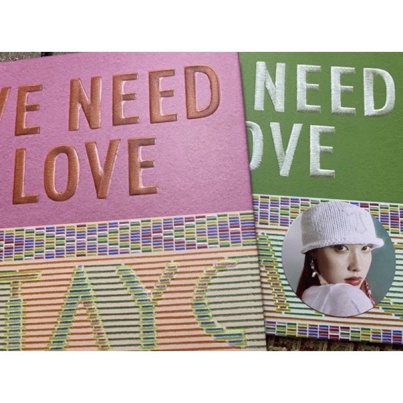 Thẻ ảnh và album rỗng We need love của nhóm STAYC