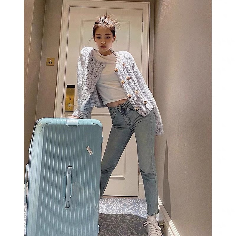 Quần jeans dáng ôm giống Jennie BLACKPINK thanh lịch, dễ phối đồ