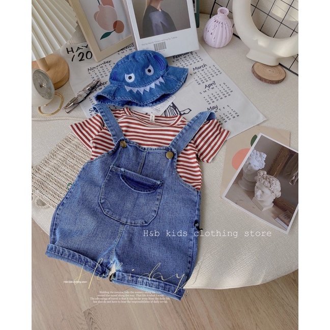 Set yếm jeans kèm áo thun sọc và mũ cho bé