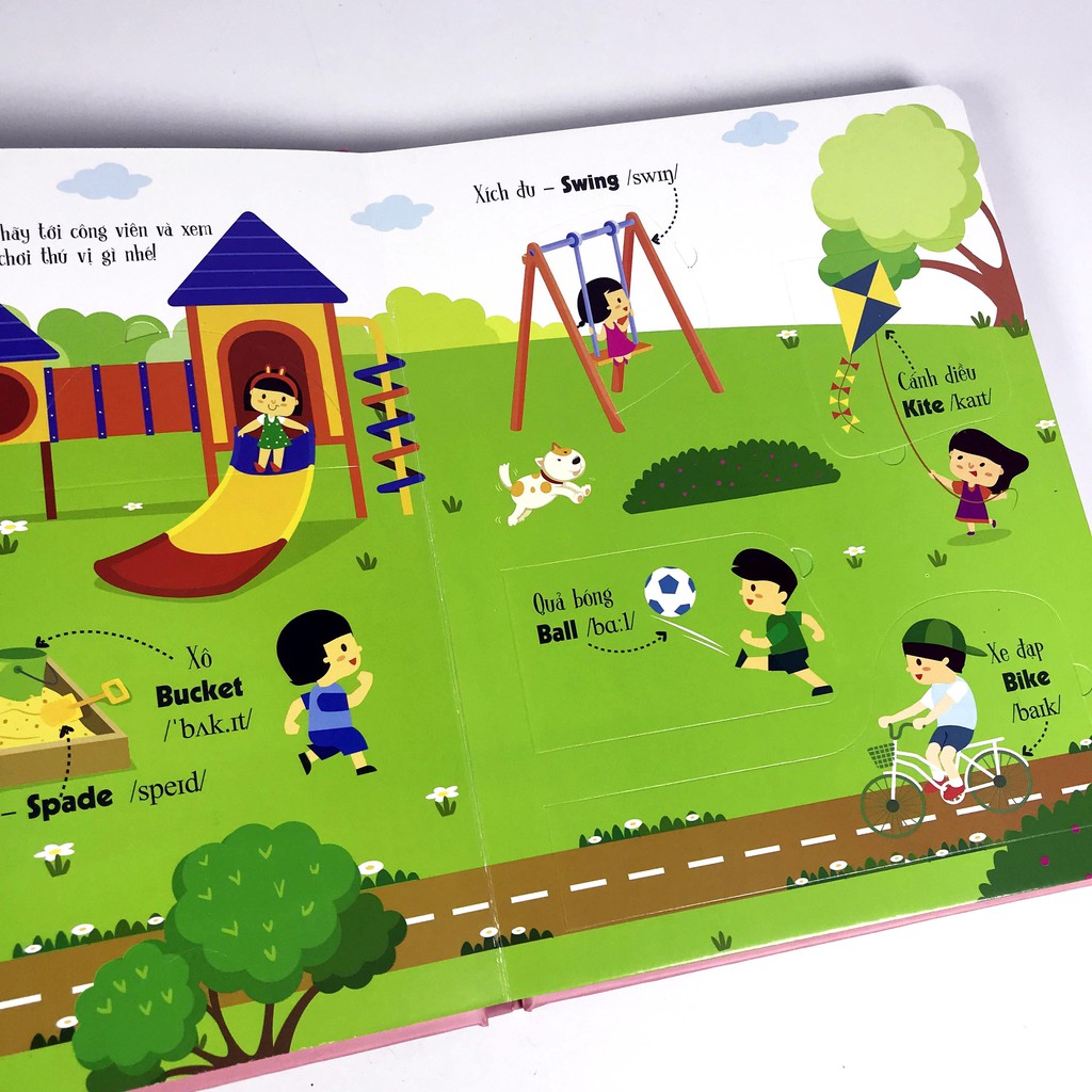 Sách - Lift The Flap - Stuff and Toys - Những đồ vật quanh em (0-6 tuổi)