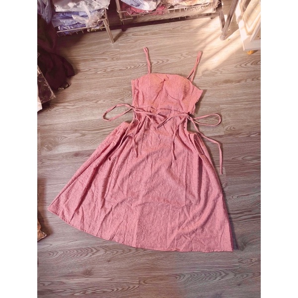 Đầm 2 Dây Xốp Nhăn Khoét Eo Đan Dây thiết kế nhỏ và mỏng, thắt lưng dây rút và trái tim