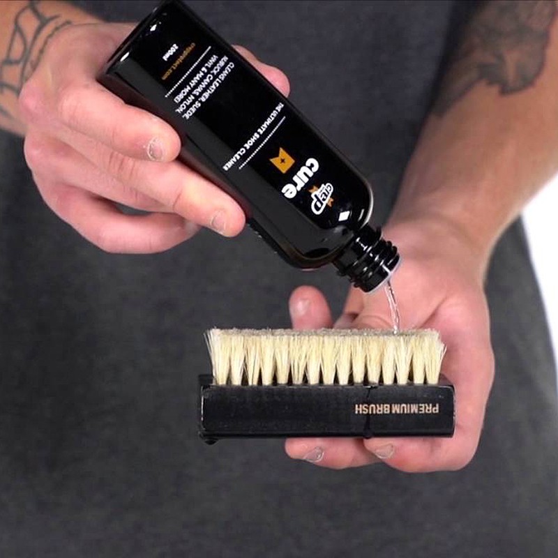Chai Dung Dịch Vệ Sinh Giày Crep Protect Cure Refill  làm sạch sâu, giúp bạn vệ sinh giày thể thao, giày đá bóng