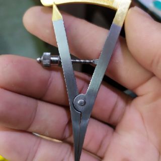 Compa cán vàng trong bộ nhấn mí