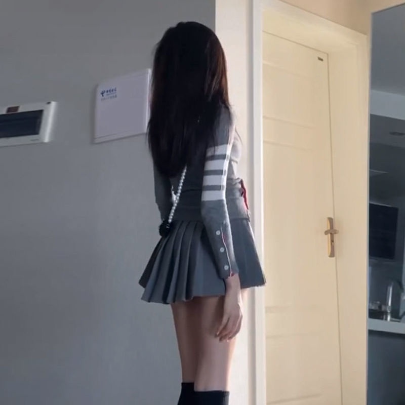 Set áo khoác cardigan dệt kim và chân váy