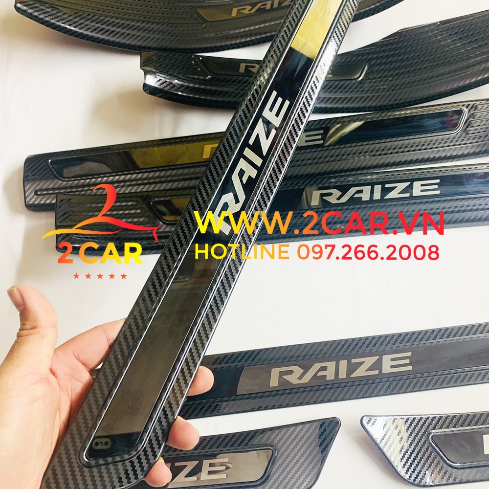 Ốp bậc cửa, nẹp bước chân Carbon xe Toyota Raize 2021 - 2022, Vân cacbon cao cấp