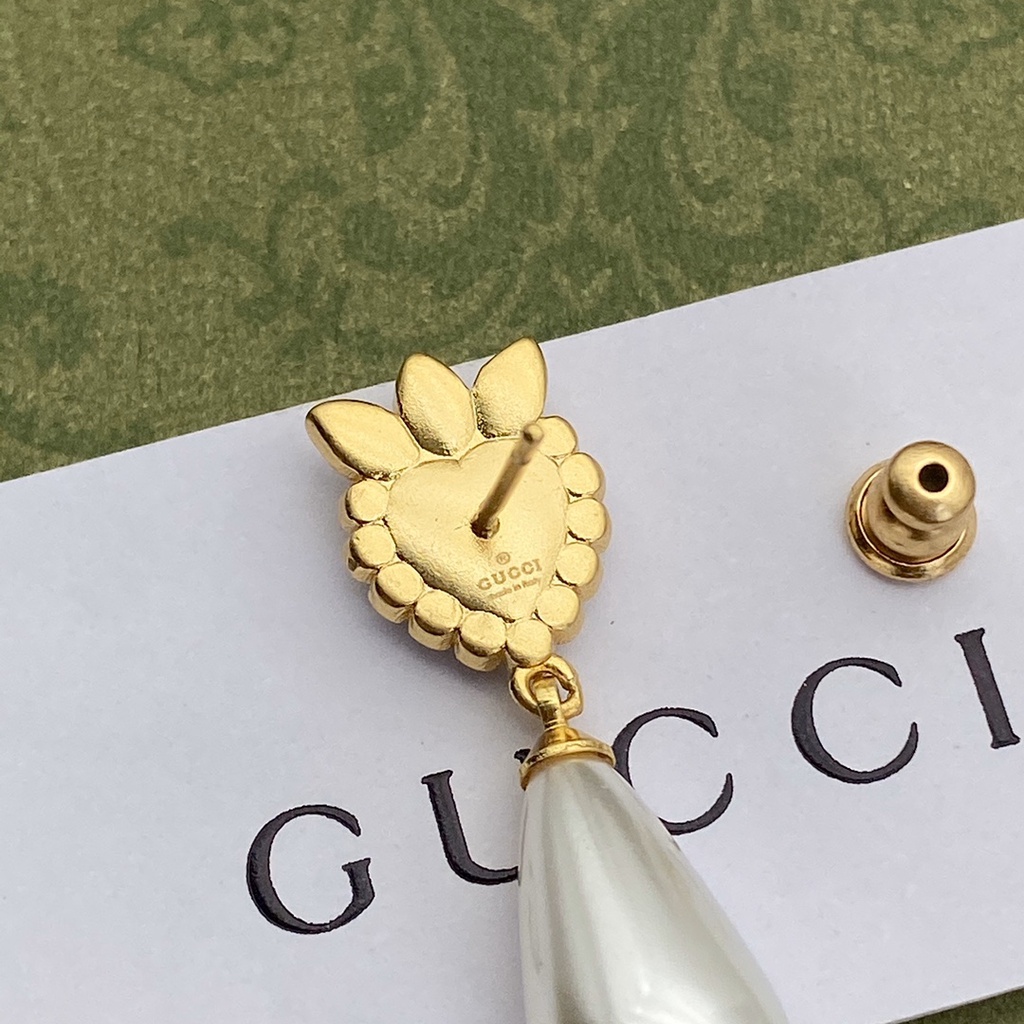 Khuyên tai GG đính hạt ngọc trai và chữ mới