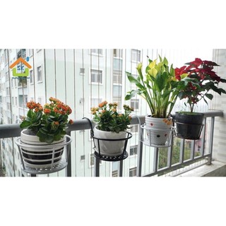 Giỏ treo hoa ban công
