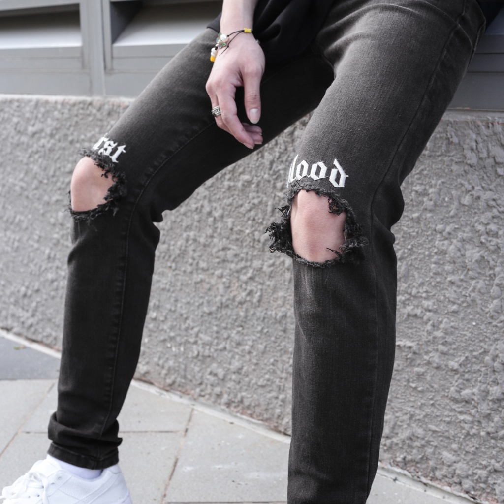 Quần Jean Nam Màu Xám Rách Gối Thêu Chữ First Blood Màu Trắng Chất Liệu Cotton Co Giãn Ống Ôm Form Skinny