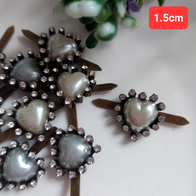 Hình trang trí kim loại, đính , cài và ghim trang trí.