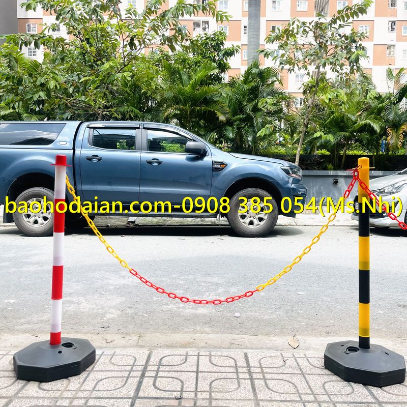 Trục nhựa di động gắn dây xích rào khu vực cảnh báo cấm vào