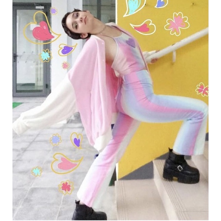 Set đồ pastel áo yếm và quần loe (flare) của Mignonne disco 80s vibe
