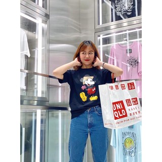 Áo phông mickey cầm hoa sen đội nón