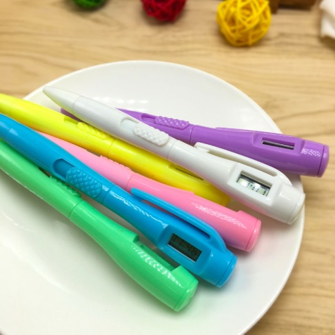 Bút bi có đồng hồ vừa là một cái đồng hồ điện tử mini. BH9925