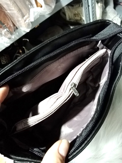 Túi công sở đen đeo chéo.