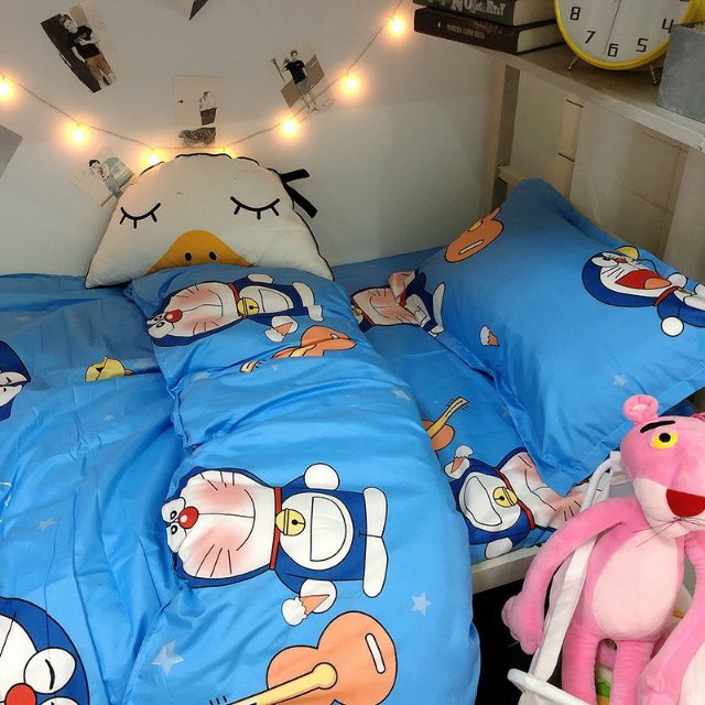 Cotton Poly Bộ Chăn Ga Gối Doraemon Đánh Đàn