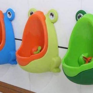 Bô tiểu gắn tường con ếch cho bé