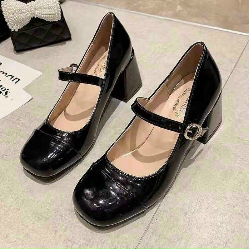 Giày gót vuông da bóng quai ngang cài