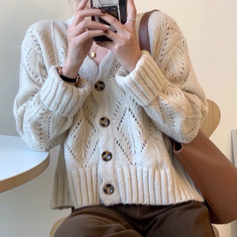 Áo len nút khuy sừng