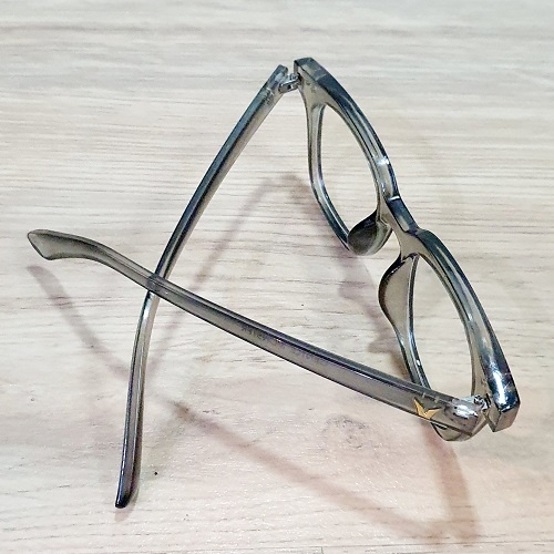 Mắt Kính Gọng Nhựa Màu Xám Khói Bas Kim Loại Bản To Dày 2 Chấm Ngang Đuôi Mắt Chiều Ngang Kính 144mm