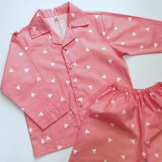 Pyjama cho bé màu hồng dâu ngọt lịm, vải thô lụa Hàn 100% cotton thoáng mát.