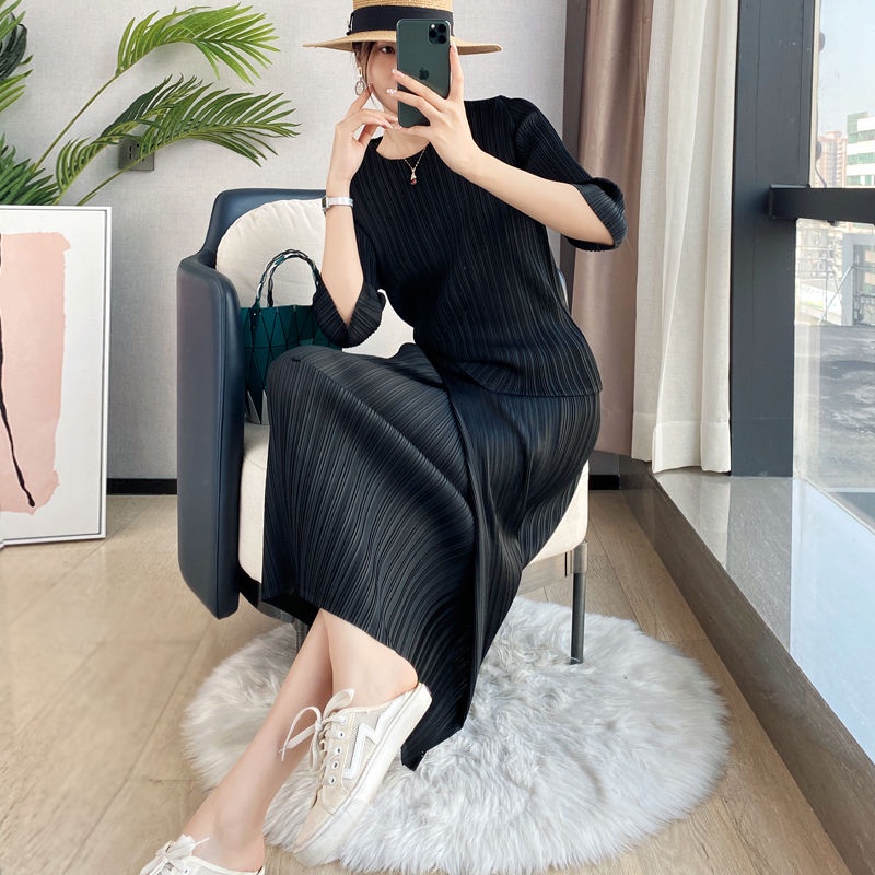 Bộ áo kèm chân váy xếp ly dáng ôm phong cách mùa xuân thời trang cho nữ