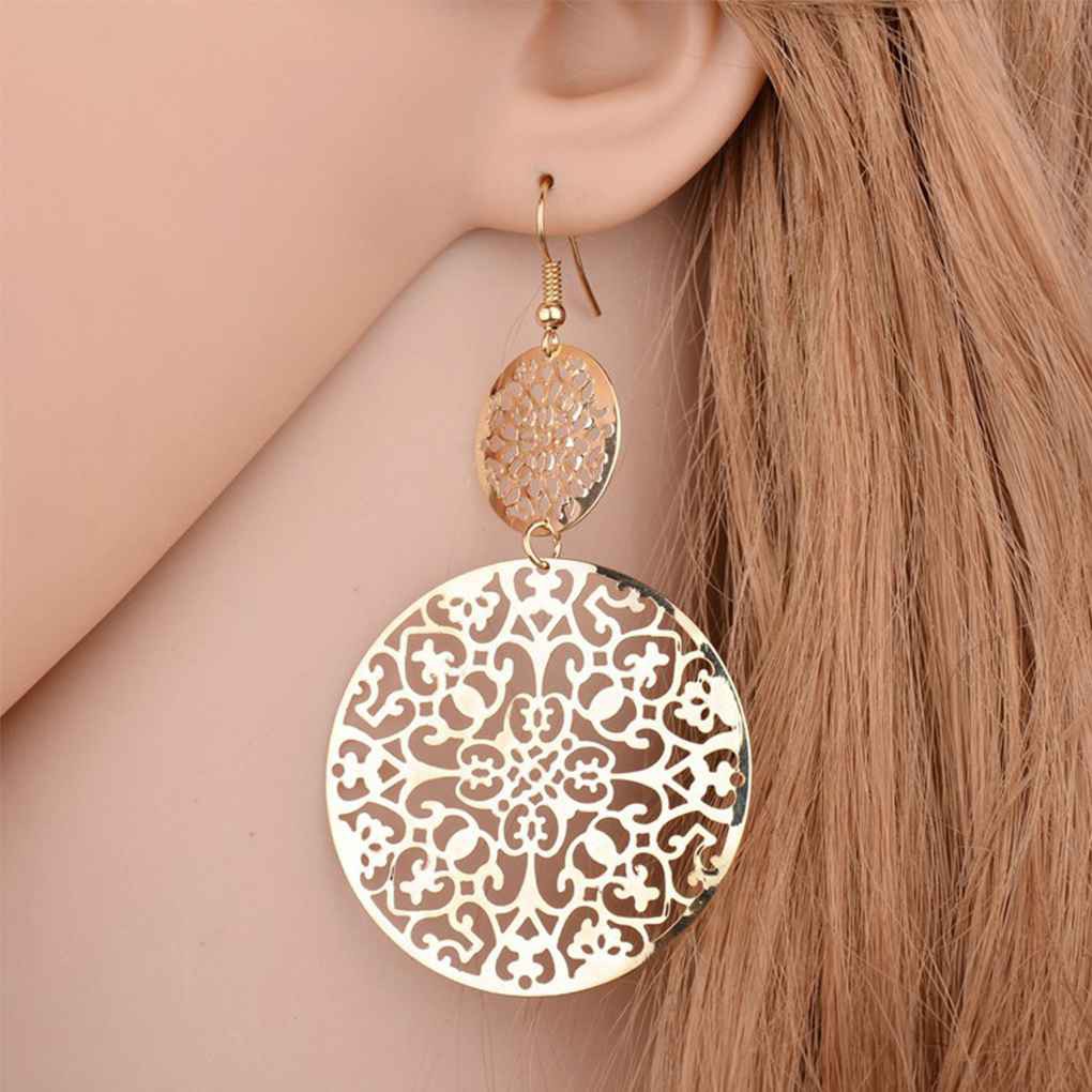 Đôi bông tai kim loại tròn họa tiết hoa cho nữ