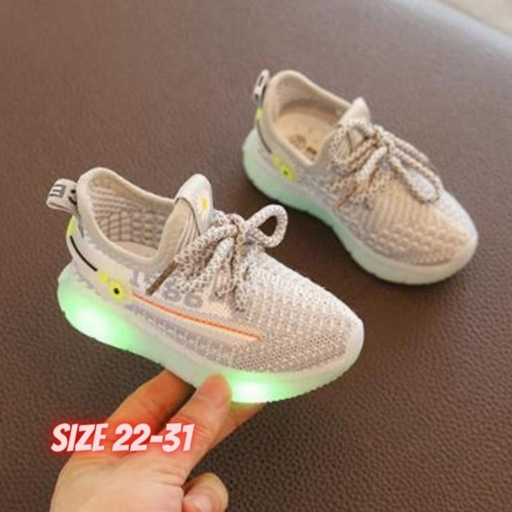 Giày Thể Thao Bé Gái Thời Trang Họa Tiết Hoa Cúc Có Đèn Led Size 22-31