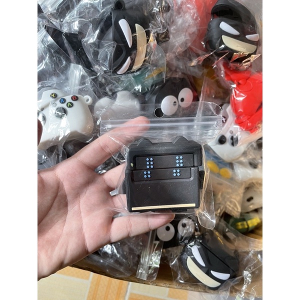 Vỏ Case Ốp Tai Nghe Air 3 Robot Đen Cá Tính Kèm Móc