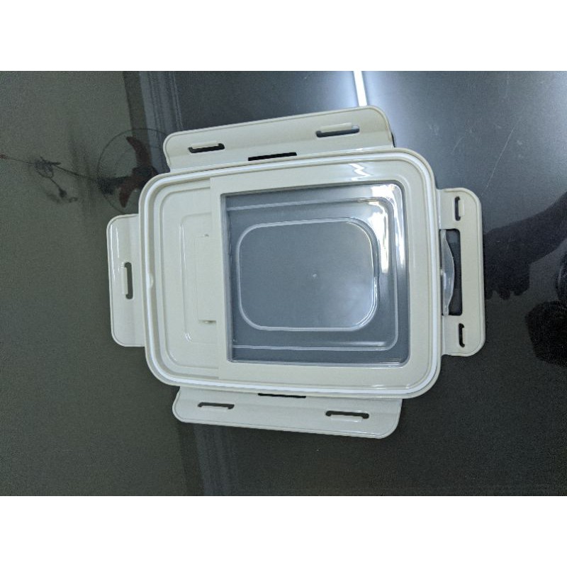 Hộp nhựa đựng đồ, thùng đựng gạo 5kg gạo 8L8, có 2 bánh xe, nắp kép khóa cài, mở đứng, Thái sx 27x20.5cm cao 23.2cm 1398