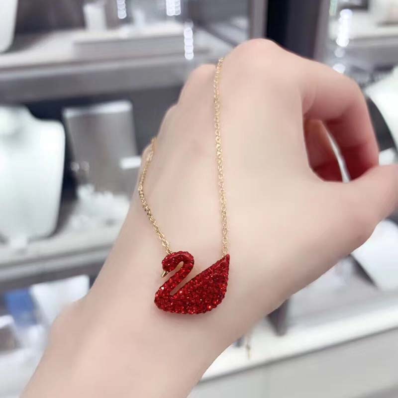 SWAROVSKI Vòng cổ Chính Hãng 100% Với Mặt Hình Thiên Nga Màu Gradient/Xanh Dương Gradient Thời Trang Cho Nữ