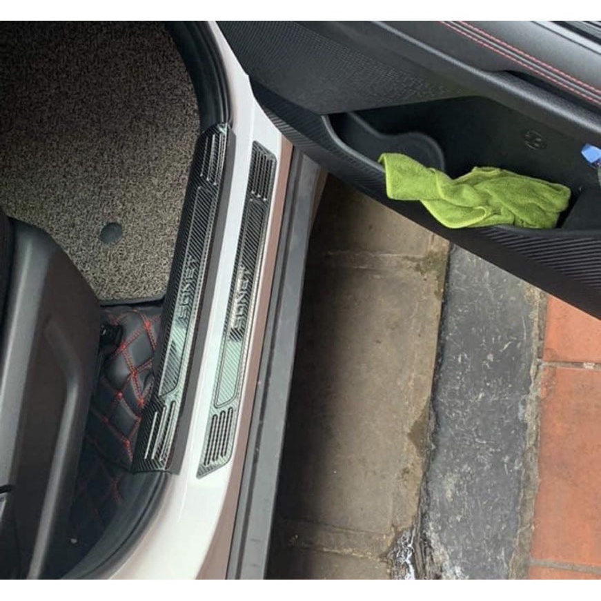 Ốp bậc cửa , nẹp bước chân trong, ngoài Carbon xe Kia SONET 2021-2022, Hàng CACBON cao cấp