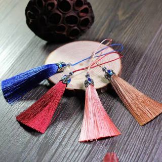 Móc treo điện thoại tua rua cổ phong chuôi quạt