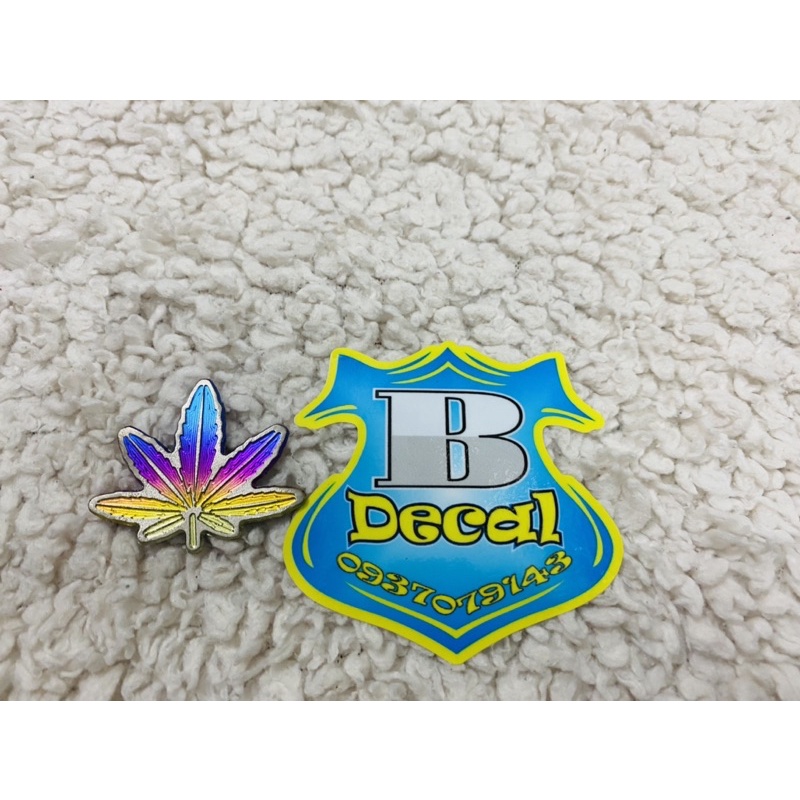 Logo titan dán chiếc lá