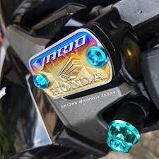 Tem Titan dán nắp dầu honda Vario 2017 2018 2019 kèm 2 ốc 4li15 gr5 (logo chữ ngẫu nhiên)